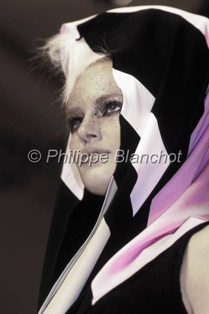 mode 32.JPG - Défilé Mariot Chanet 1996Paris, France